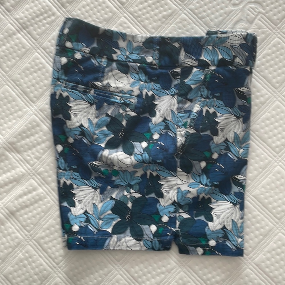 2 front pockets, 2 back slit pockets. 97.9% cotton 2.1% spandex